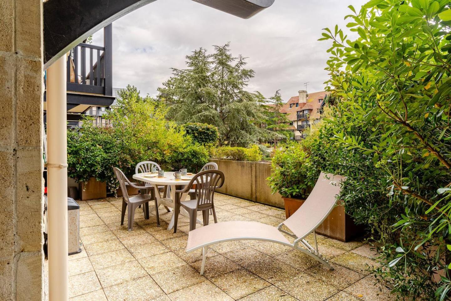 Cote Jardin - Terrasse, Calme Et Cosy Apartment Deauville Exterior photo