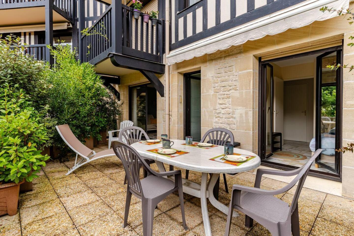 Cote Jardin - Terrasse, Calme Et Cosy Apartment Deauville Exterior photo
